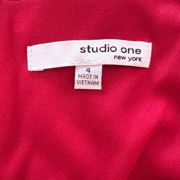 Elegant Red and Black Sleeveless Dress by Studio One New York - Picture 5 of 5